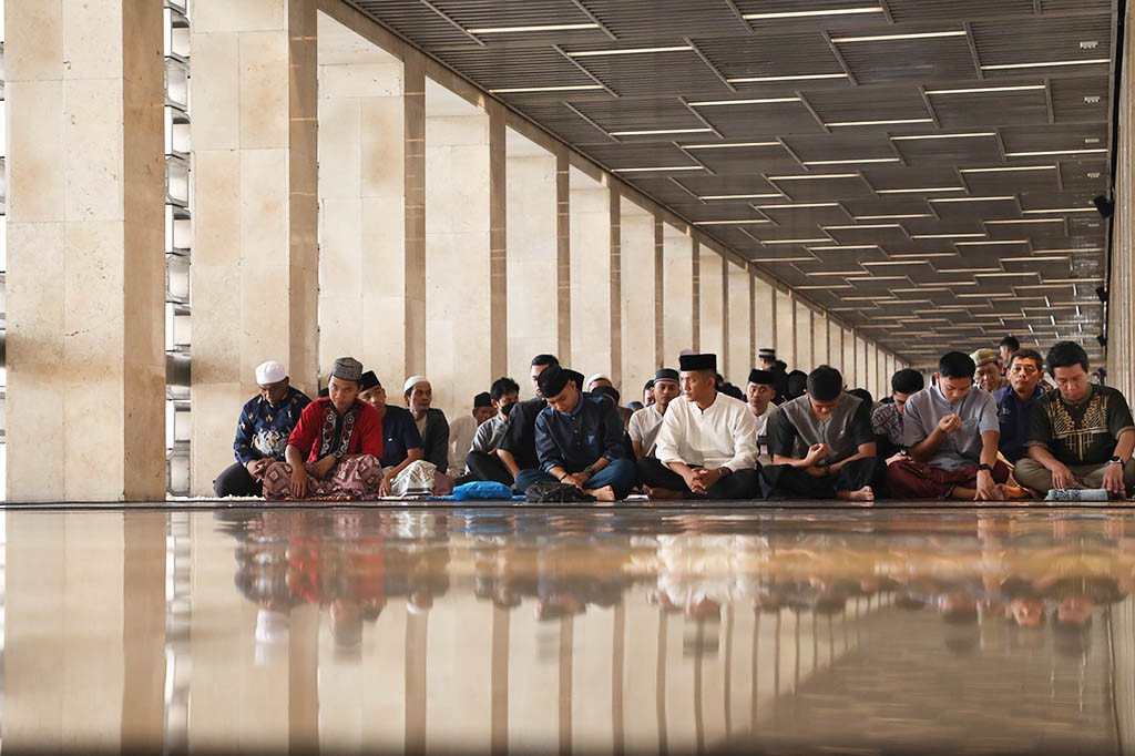 Tidak hanya di bagian dalam masjid, namun jemaah juga memenuhi bagian luar masjid.