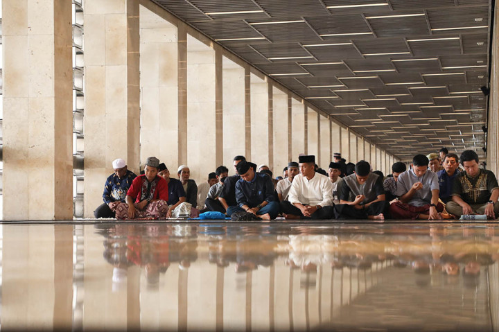 Tidak hanya di bagian dalam masjid, namun jemaah juga memenuhi bagian luar masjid.