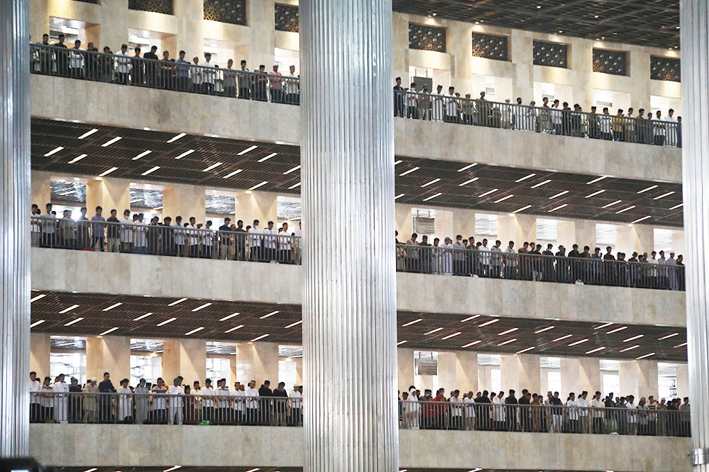 Suasana ibadah salat Idulfitri di Masjid Istiqlal, Sabtu, 22 April 2023
