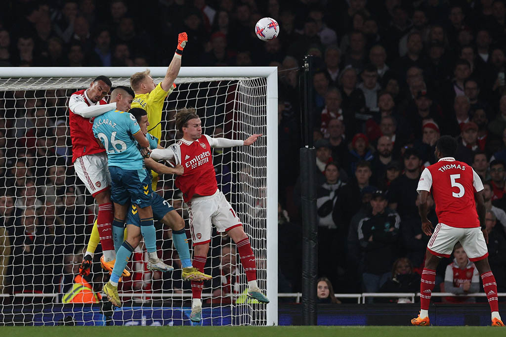 kiper Aaron Ramsdale berusaha memberikan bola kepada lini belakang Arsenal, namun lemparannya dapat dicuri oleh Alcaraz yang melepaskan tendangan keras menghujam jala gawang tim tuan rumah sehingga skor berubah menjadi 1-0.