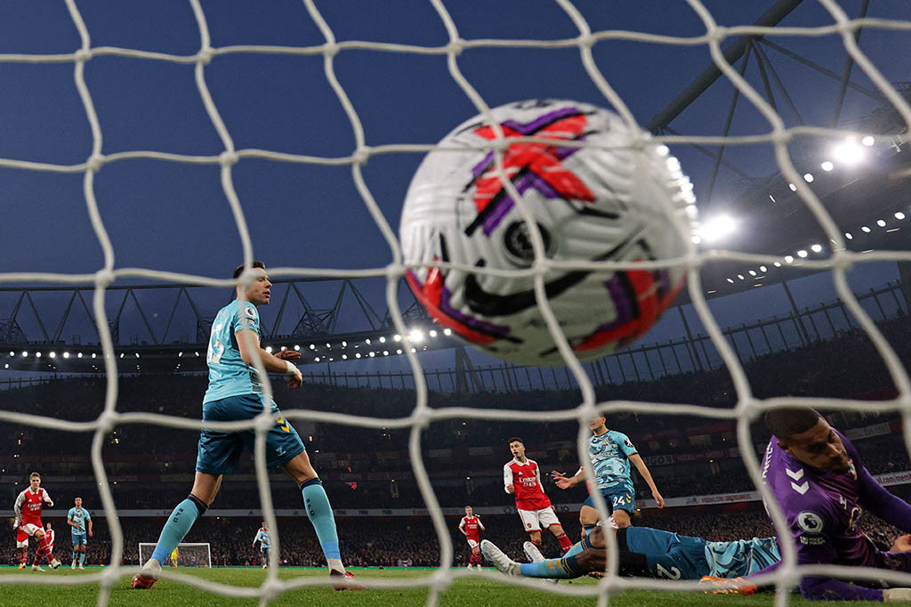 Tertinggal dua gol, Arsenal dapat memperkecil ketertinggalan menjadi 1-2 pada menit ke-20 setelah umpan silang Saka dapat disambut oleh tendangan voli Martinelli yang membobol gawang dari Southampton.