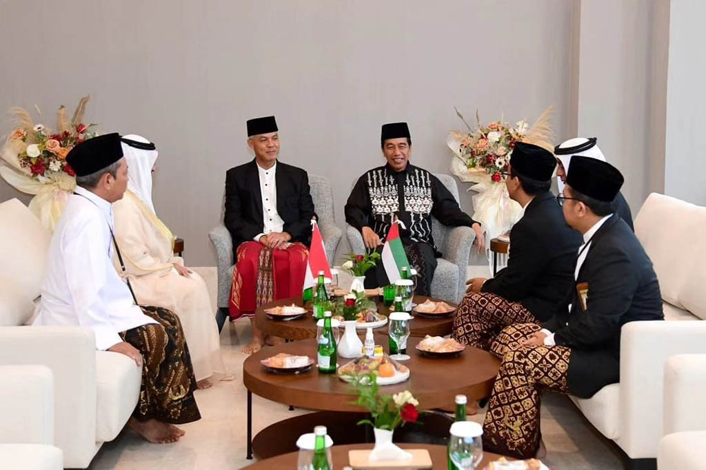 Sementara itu, bertindak sebagai imam salat yakni Agus Ma'arif dan yang menjadi khatib yakni Abdul Karim. Pada salat Id tersebut ribuan masyarakat mulai berdatangan sejak pukul 05.00 WIB.