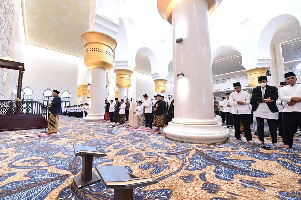 Presiden Joko Widodo (Jokowi) dengan Gubernur Jawa Tengah Ganjar Pranowo tiba di Masjid Sheikh Zayed Solo untuk menjalankan salat Idulfitri (Id) 1444 Hijriah.