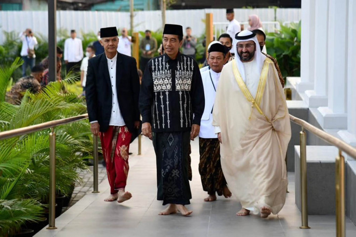 Presiden dan rombongan tiba di masjid sekitar pukul 06.15 WIB. Sedangkan di waktu yang hampir bersamaan Ganjar tiba dengan mengenakan jas hitam.