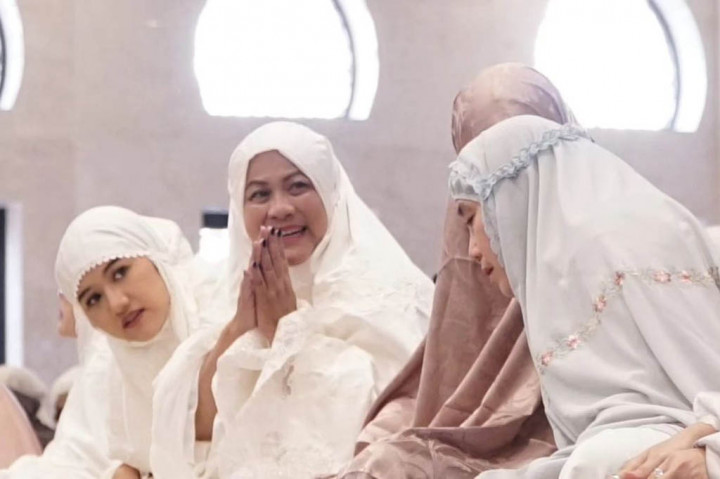 Selain itu, juga terlihat ibu negara Iriana Joko Widodo beserta menantu mereka Erina Gudono yang ada di shaf perempuan.