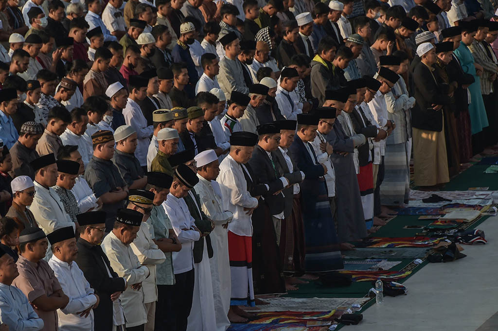Selain itu, masyarakat juga diperkenankan hanya membawa sajadah atau alas untuk salat lainnya dan dilarang membawa kertas atau koran sebagai alas. Masyarakat yang mengikuti salat Id di masjid itu pun meluber hingga ke area parkiran kendaraan.