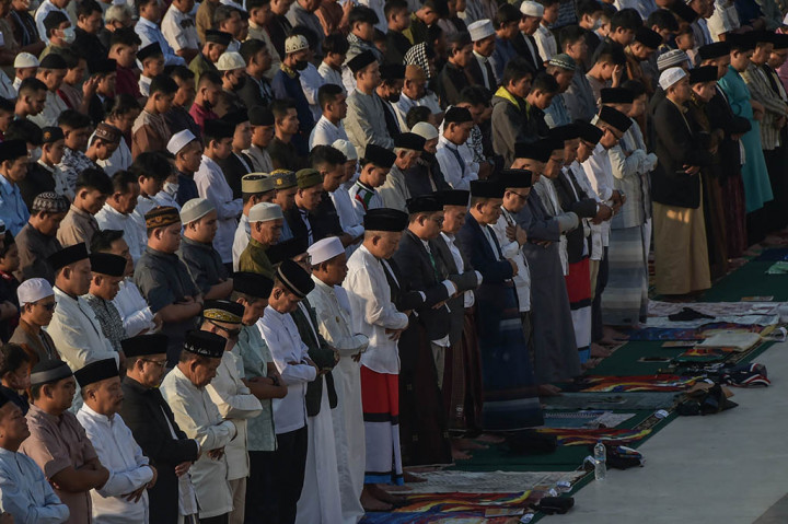 Selain itu, masyarakat juga diperkenankan hanya membawa sajadah atau alas untuk salat lainnya dan dilarang membawa kertas atau koran sebagai alas. Masyarakat yang mengikuti salat Id di masjid itu pun meluber hingga ke area parkiran kendaraan.