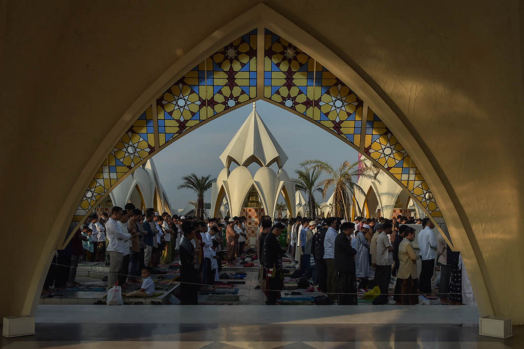 Adapun Salat Id di masjid raya yang berada di Kecamatan Gedebage, Kota Bandung, Jawa Barat, tersebut digelar hanya di area luar bangunan. Sedangkan area dalam masjid dikosongkan dan tak digunakan untuk salat Id.