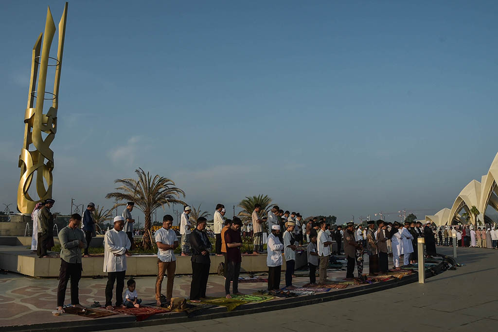 Ribuan warga dari berbagai wilayah di Bandung, Jawa Barat, mengikuti Salat Idulfitri 1444 Hijriah yang digelar Pemerintah Provinsi Jawa Barat di Masjid Raya Al Jabbar, Sabtu, 22 April 2023.