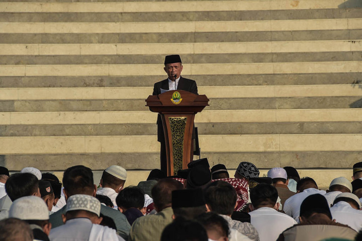 Pada pelaksana salat Idulfitri di area Masjid Raya Al Jabbar itu, KH Rifat Aby Syahid (pengasuh pondok pesantren di Cicalengka) ditunjuk sebagai imam kemudian Prof Mahmud (Rektor UIN Bandung) menjadi khatib.