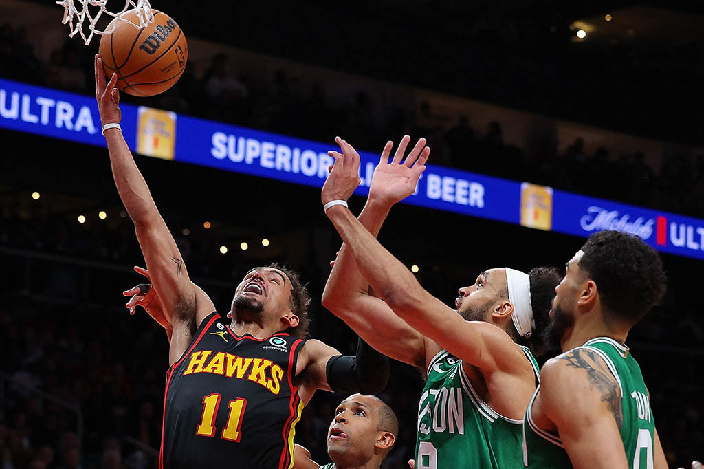 Jayson Tatum mencetak 29 poin dan 10 rebound untuk Boston. Marcus Smart menambah 24 dan Jalen Brown menyumbang 15 untuk Celtics, yang melepaskan 21 lemparan tiga angka tetapi unggul rebound 48-29.