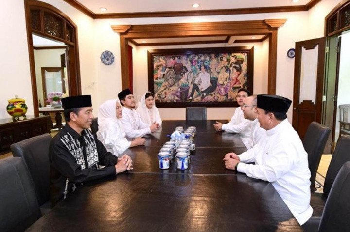 Dalam salah satu foto, tampak Prabowo dan Didit bersilaturahim dengan Jokowi dan Ibu Negara Iriana serta dua putra Jokowi, yakni Gibran Rakabuming Raka dan Kaesang Pangarep beserta istri Erika Gudono.