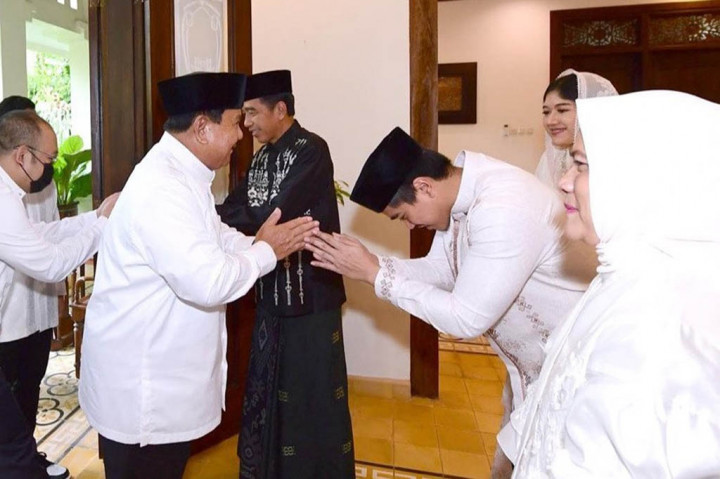 Berdasarkan foto yang diterima ANTARA di Jakarta, Sabtu, dari Biro Pers Sekretariat Presiden, dalam kesempatan itu Prabowo datang dengan ditemani putranya, Didit Hediprasetyo.