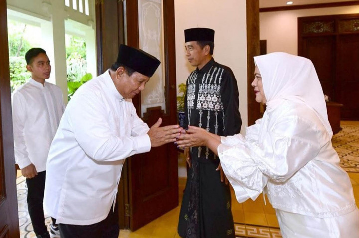 Tampak pula Sekretaris Jenderal Partai Gerindra Ahmad Muzani mendampingi Ketua Umum Partai Gerindra tersebut.