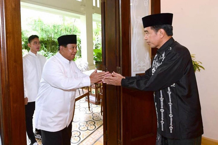 Menteri Pertahanan Prabowo Subianto bersilaturahmi ke kediaman Presiden Joko Widodo di Surakarta, Jawa Tengah, pada Hari Raya Idulfitri 1 Syawal 1444 Hijriah, Sabtu, 22 April 2023.
