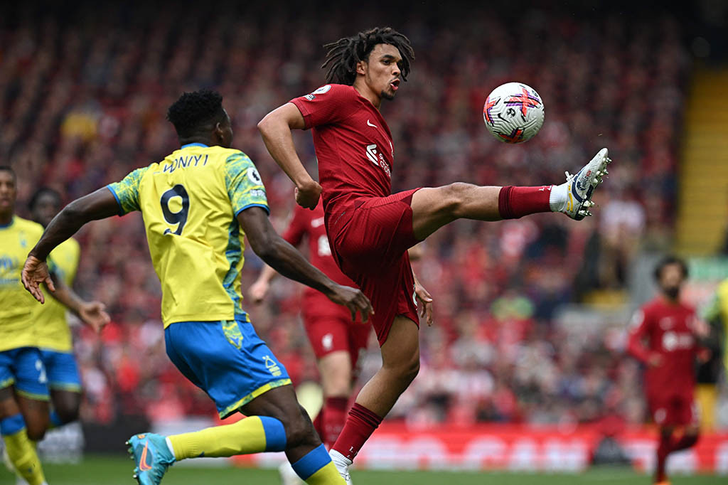 Pada babak pertama The Reds gagal membongkar lini pertahan dari Nottingham Forest sehingga skor sama kuat 0-0 bertahan hingga turun minum.