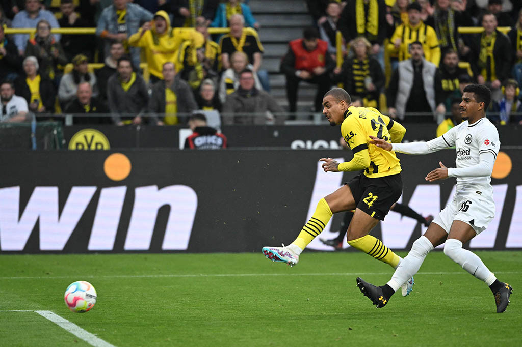 Skuad asuhan Edin Terzic berhasil menggandakan keunggulan melalui gol yang dicetak oleh Malen memanfaatkan umpan Karim Adeyemi sehingga skor berubah menjadi 2-0 pada menit ke-24.