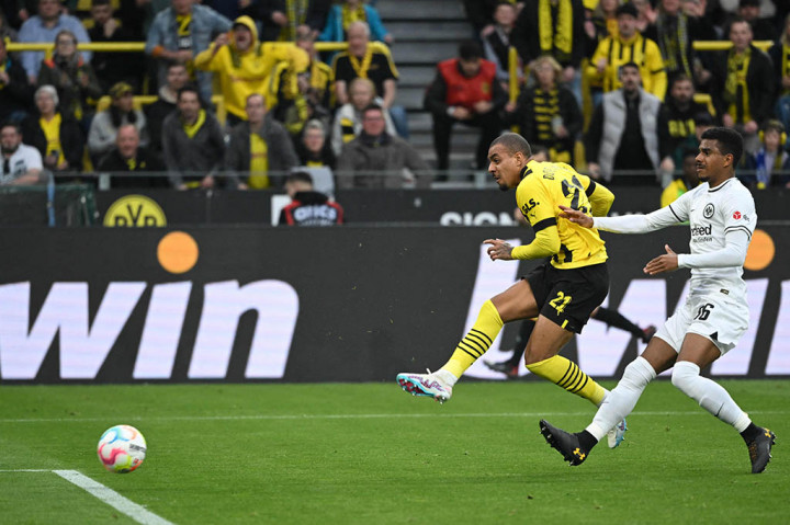 Skuad asuhan Edin Terzic berhasil menggandakan keunggulan melalui gol yang dicetak oleh Malen memanfaatkan umpan Karim Adeyemi sehingga skor berubah menjadi 2-0 pada menit ke-24.