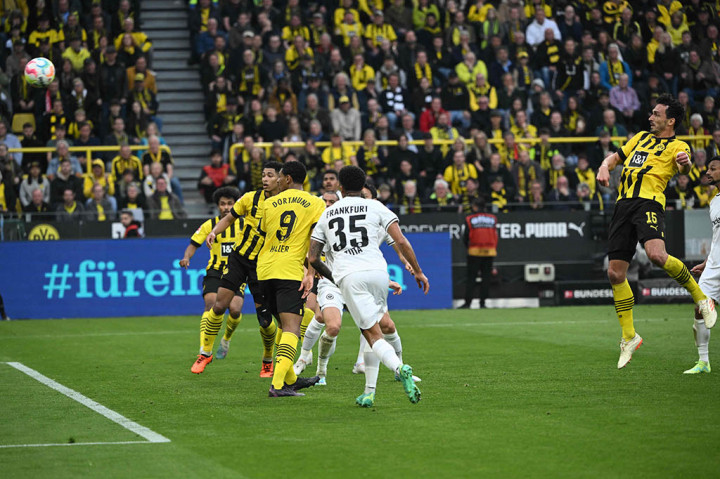 Dortmund tidak mengendurkan serangan dan mampu menambah keunggulan menjadi 3-0 pada menit ke-41 berkat sundulan dari Mats Hummels memanfaatkan umpan silang dari Raphael Guerreiro. Skor tersebut bertahan hingga babak pertama usai.