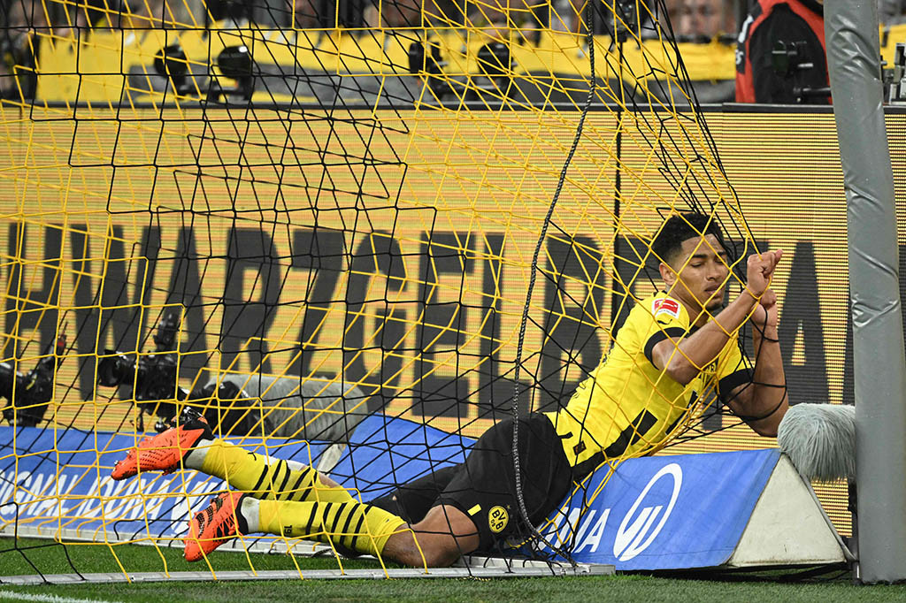 Dortmund mampu unggul cepat pada menit ke-19 ketika umpan Julian Brandt dapat diterima oleh Bellingham yang selanjutnya melepaskan tendangan yang membobol gawang Frankfurt sehingga skor berubah menjadi 1-0.