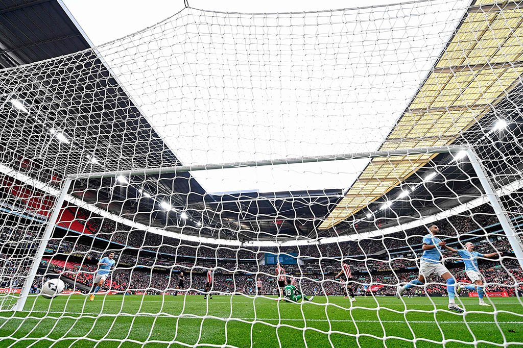 Man City mendapatkan peluang emas untuk unggul terlebih dahulu setelah mendapatkan hadiah tendangan penalti setelah Bernardo Silva dilanggar oleh Daniel Jebbison. Riyad Mahrez yang maju sebagai algojo sukses melaksanakan tugasnya setelah tendangannya tak mampu dijangkau oleh Foderingham sehingga skor berubah menjadi 1-0 pada menit ke-43. Skor tersebut bertahan hingga babak pertama usai.