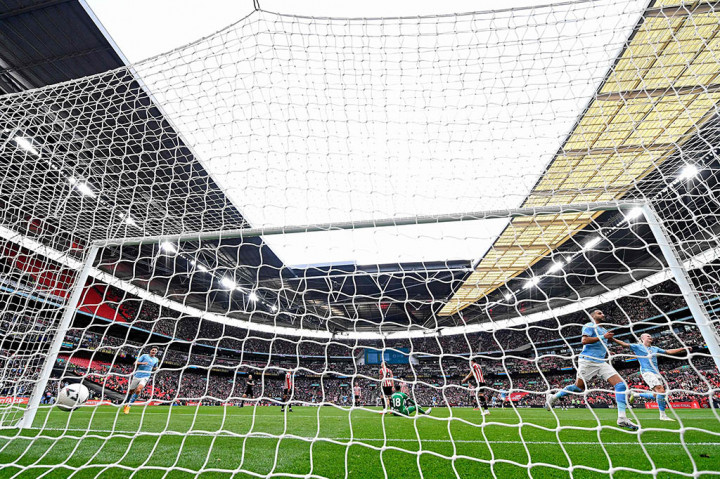 Man City mendapatkan peluang emas untuk unggul terlebih dahulu setelah mendapatkan hadiah tendangan penalti setelah Bernardo Silva dilanggar oleh Daniel Jebbison. Riyad Mahrez yang maju sebagai algojo sukses melaksanakan tugasnya setelah tendangannya tak mampu dijangkau oleh Foderingham sehingga skor berubah menjadi 1-0 pada menit ke-43. Skor tersebut bertahan hingga babak pertama usai.