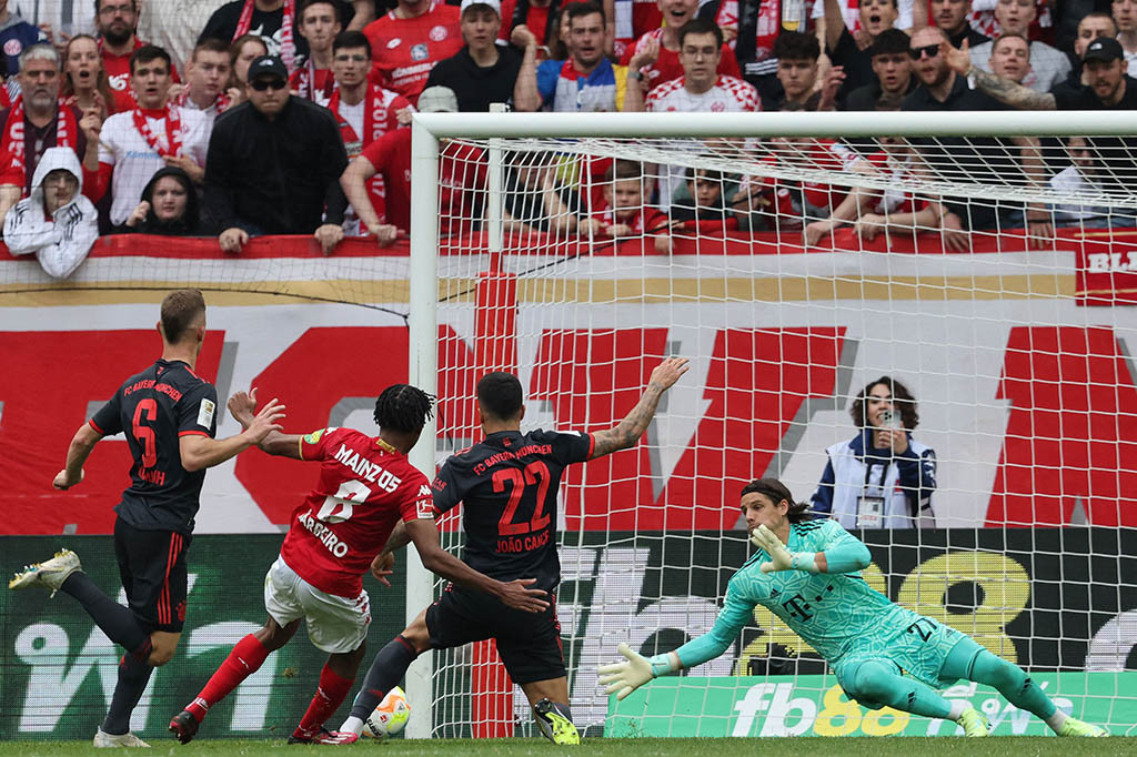 Mampu menyamakan kedudukan, Mainz semakin bersemangat untuk berbalik unggul menjadi 2-1 dan berhasil pada menit ke-73 melalui tendangan Leandro Barreiro yang memanfaatkan umpan Karim Onisiwo.