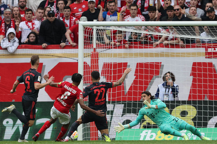 Mampu menyamakan kedudukan, Mainz semakin bersemangat untuk berbalik unggul menjadi 2-1 dan berhasil pada menit ke-73 melalui tendangan Leandro Barreiro yang memanfaatkan umpan Karim Onisiwo.