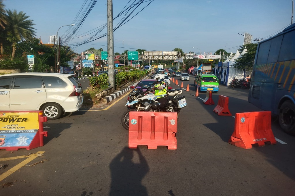 
Peraturan ganjil genap di jalur Puncak Bogor, Jawa Barat, ini diberlakukan selama libur Lebaran 2023 pada 19-25 April 2023 yakni mulai pukul 07.00 WIB hingga pukul 24.00 WIB.