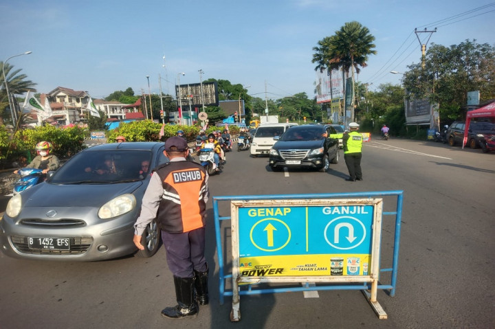 Polisi dan Dishub memberlakukan ganjil-genap ke arah tempat wisata puncak, untuk memecah kemacetan yang kerap terjadi wilayah tersebut.