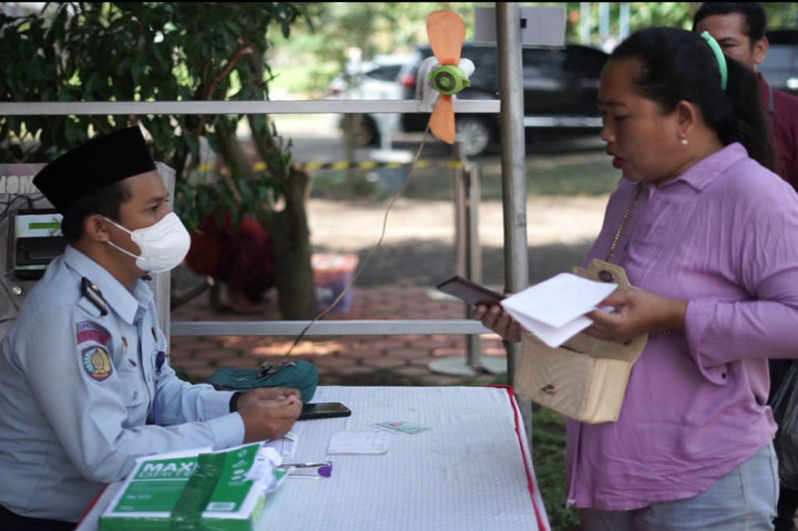 Namun karena jumlah napi yang banyak, jadwal kunjungan tatap muka juga harus dibagi berdasarkan blok. Jumlah napi di Lapas Porong tersebut saat ini lebih dari 1.500 orang.