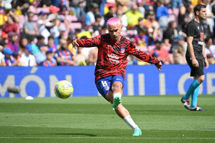 Pada babak pertama Atletico Madrid memiliki peluang terlebih dahulu melalui tendangan Antoine Griezmann yang masih membentur mistar Barcelona.