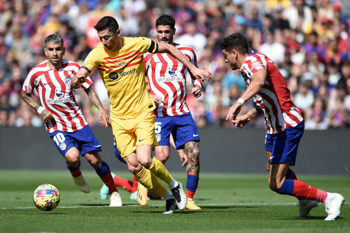 Pada babak kedua Barcelona langsung mengambil inisiatif menyerang dan sempat memberikan ancaman melalui tendangan Robert Lewandowski yang masih dapat ditepis oleh Oblak.