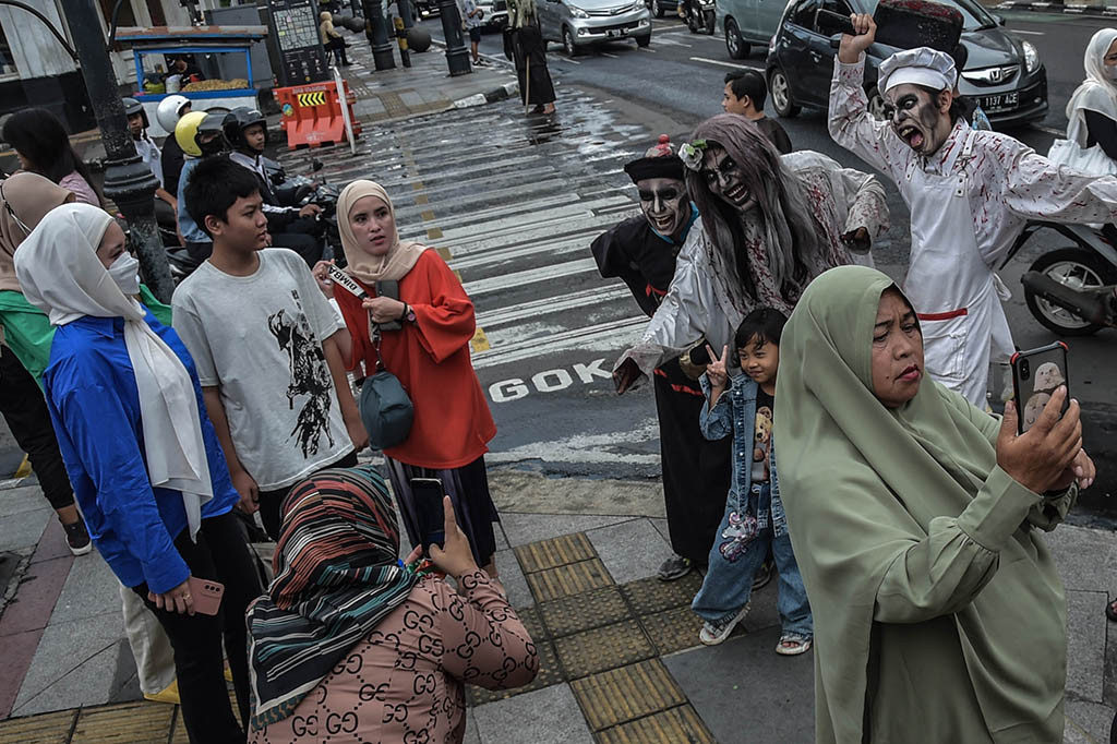 Para wisatawan pun terlihat senang, karena dengan biaya yang terjangkau, mereka bisa sepuasnya berfoto dengan berbagai karakter, mulai dari karakter anime, super hero, hingga karakter hantu Indonesia.