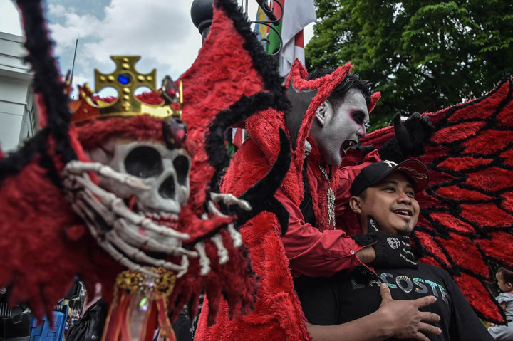 Selama libur lebaran, para cosplayer di Kota Bandung ini ketiban cuan. Dengan mematok tarif Rp5 ribu untuk foto sepuasnya kepada wisatawan, para cosplayer ini bisa mengantongi pendapatan hingga Rp500 ribu per harinya.