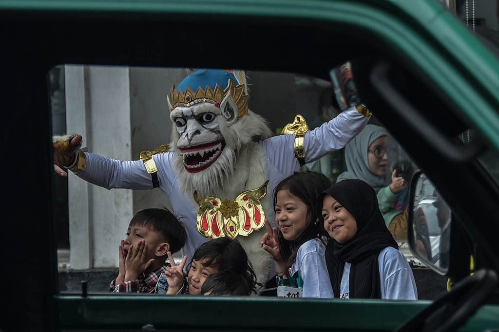 Wisatawan berfoto dengan sejumlah cosplayer yang ada di kawasan Jalan Asia Afrika, Kota Bandung, Jawa Barat, Minggu, 23 April 2023.