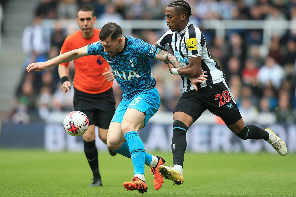 Hanya berselang dua menit, Isak dapat mencetak gol keduanya pada pertandingan tersebut seusai memaksimalkan umpan yang dikirimkan oleh Sean Longstaff sehingga skor berubah menjadi 5-0.