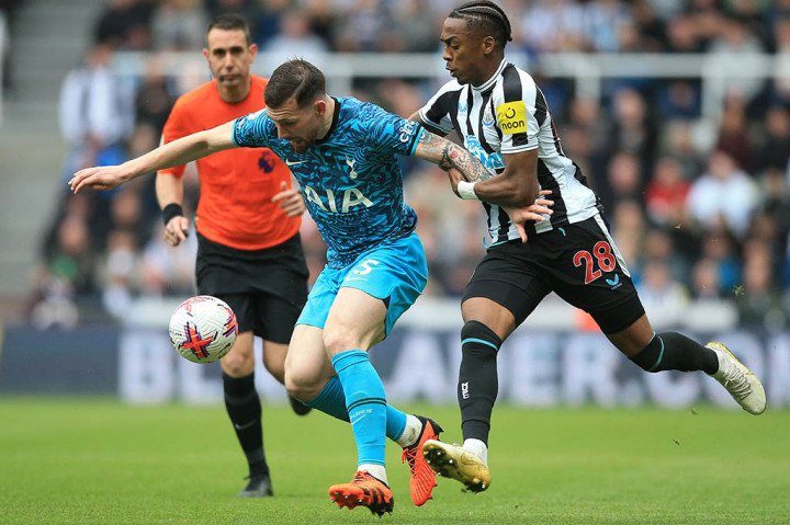 Hanya berselang dua menit, Isak dapat mencetak gol keduanya pada pertandingan tersebut seusai memaksimalkan umpan yang dikirimkan oleh Sean Longstaff sehingga skor berubah menjadi 5-0.