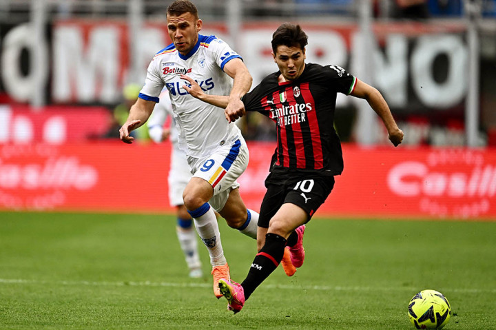 Pada babak pertama AC Milan mengambil inisiatif bermain menyerang dan sempat memberikan ancaman melalui tendangan Sandro Tonali yang masih dapat ditepis kiper Lecce Wladimiro Falcone.