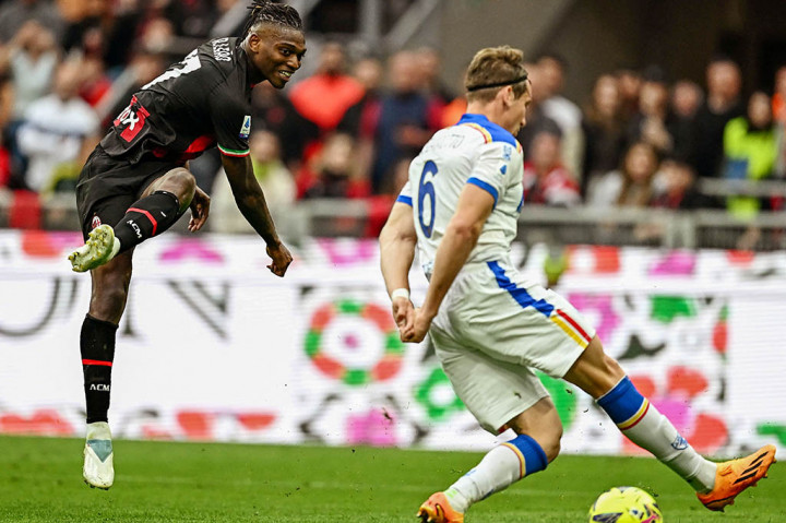 Pada menit ke-40 AC Milan membobol gawang Lecce ketika umpan silang Tonali dapat disambut tandukkan Rafael Leao.