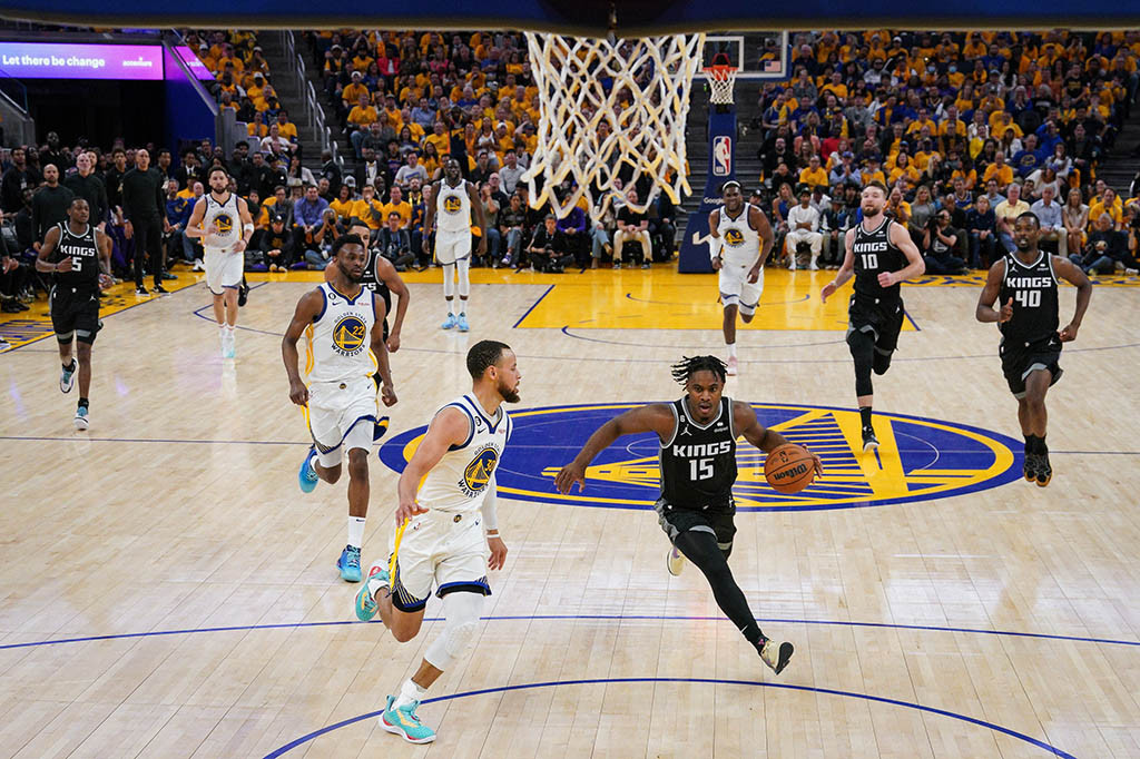 Curry memimpin Warriors mencetak angka dengan 32 poin sementara Klay Thompson menambahkan 26 poin, termasuk empat lemparan tiga angka, dan Jordan Poole 22 poin.