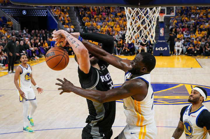 Namun Sacramento bangkit kembali dengan skor 7-0 untuk memulai kuarter terakhir dan hanya beberapa poin yang memisahkan kedua tim di final yang menegangkan sebelum Warriors bertahan.