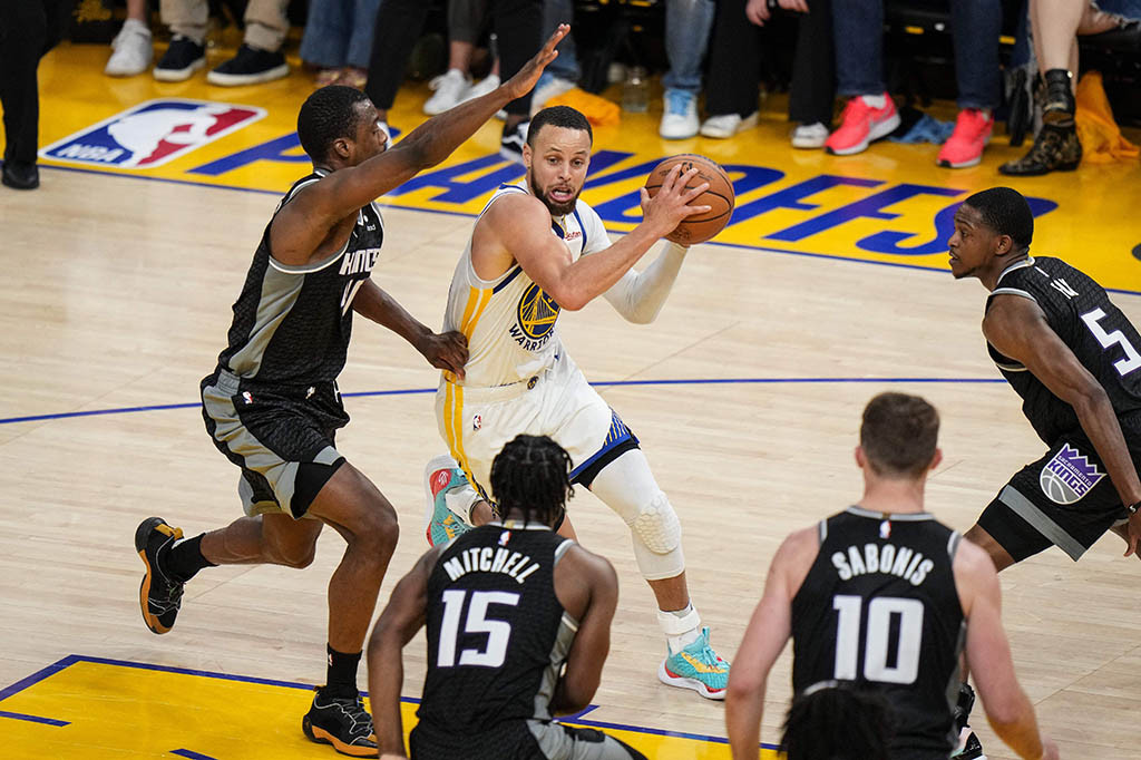 Golden State tampaknya telah membalikkan keadaan dengan meyakinkan pada kuarter ketiga, mengungguli Kings 37-23 untuk memulai kuarter keempat dengan keunggulan 10 poin.