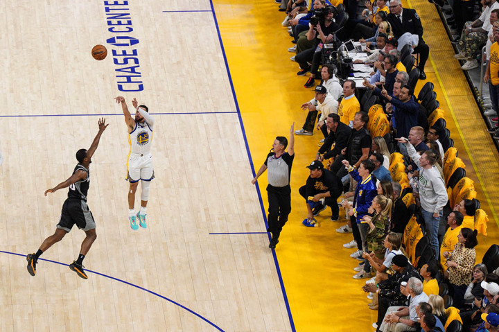 Stephen Curry mencetak 32 poin saat Golden State Warriors menahan serangan sengit di kuarter keempat dari Sacramento Kings untuk mengamankan kemenangan seri 126-125 di playoff NBA pada hari Minggu, 23 April 2023.
