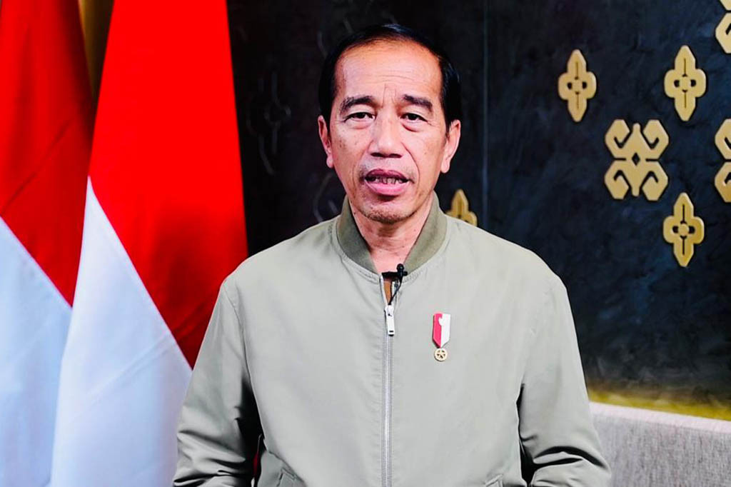 Jokowi juga meminta masyarakat untuk mematuhi seluruh aturan dan arahan dari petugas di lapangan selama masa arus balik Lebaran 2023.
