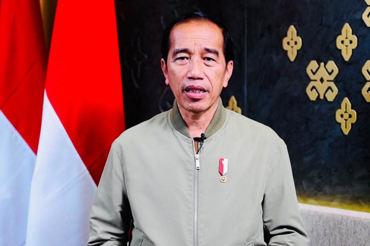 Jokowi juga meminta masyarakat untuk mematuhi seluruh aturan dan arahan dari petugas di lapangan selama masa arus balik Lebaran 2023.