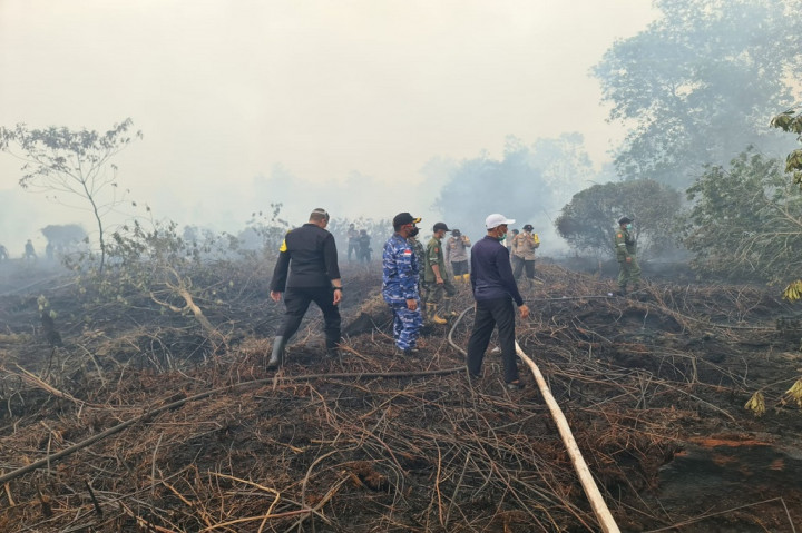 Polres Bengkalis bersama tim gabungan sedang berjibaku di lapangan ikut serta memadamkan karhutla di wilayah Desa Tanjung Leban, Kecamatan Bandar Laksamana, Kabupaten Bengkalis.