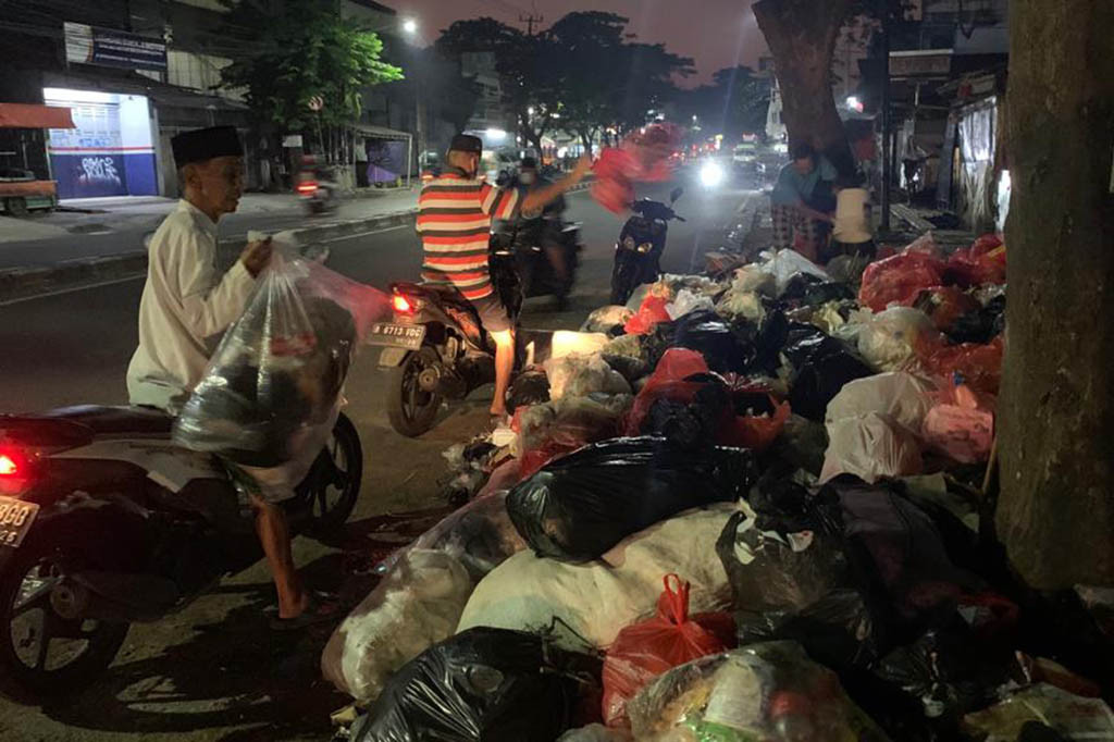 Sampah rumah tangga sisa lebaran Idulfitri 1444 H tersebut dibuang warga mulai malam hari hingga pagi menjelang matahari terbit.