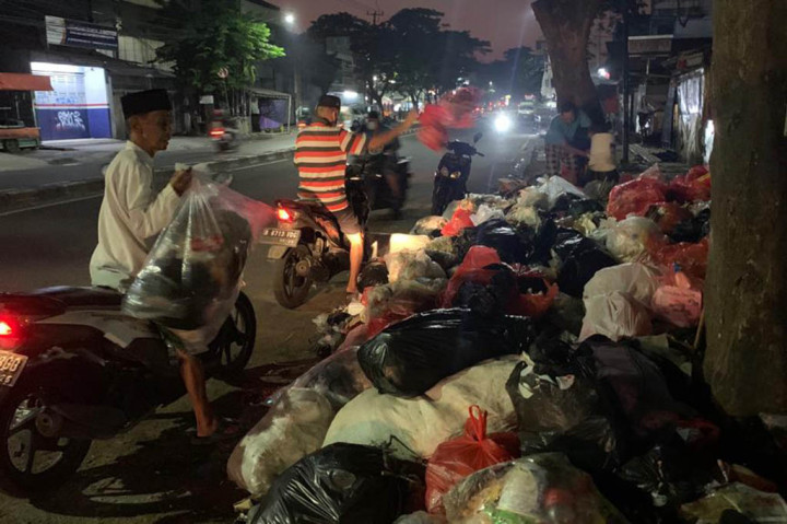 Sampah rumah tangga sisa lebaran Idulfitri 1444 H tersebut dibuang warga mulai malam hari hingga pagi menjelang matahari terbit.