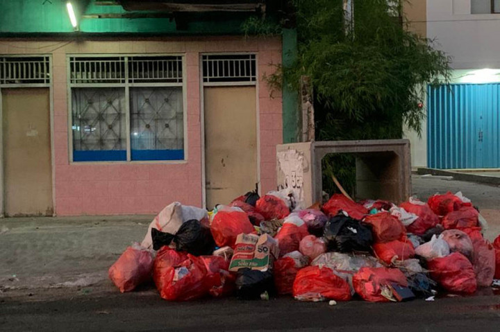 Tumpukan sampah yang dibuang warga memenuhi tepi jalan dan pembatas jalur di Jalan Ciledug Raya, Petukangan, Kota Tangerang, Banten, Senin, 24 April 2023. 